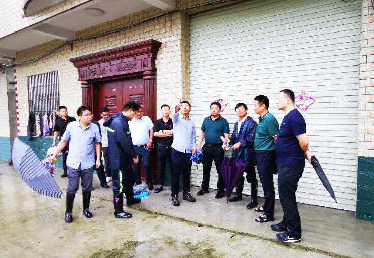 安徽交建党委书记、、董事长第一时间赶赴庐江县抢险现场.jpg